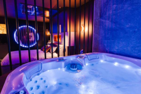 Love Room Les Private Places - Lit King Size et Jacuzzi Privé
